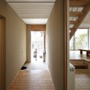 『山手台の家』木の素材感・質量感を生かした和テイストの住まいの写真 開放的な玄関ホール