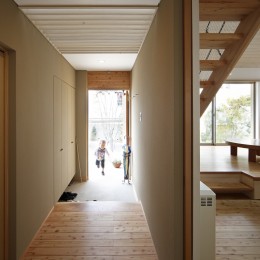 『山手台の家』木の素材感・質量感を生かした和テイストの住まい-開放的な玄関ホール