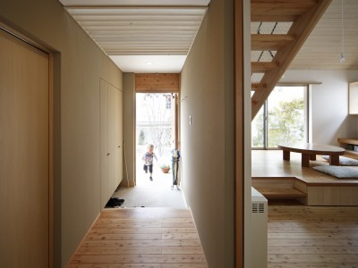 開放的な玄関ホール (『山手台の家』木の素材感・質量感を生かした和テイストの住まい)