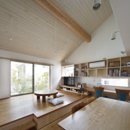 『山手台の家』木の素材感・質量感を生かした和テイストの住まい-大屋根のリビングダイニング