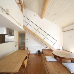 『山手台の家』木の素材感・質量感を生かした和テイストの住まい (1階と2階がつながる広がりのある空間)