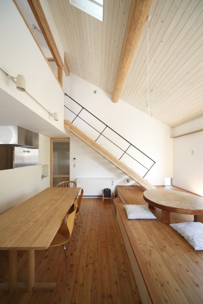 『山手台の家』木の素材感・質量感を生かした和テイストの住まい (1階と2階がつながる広がりのある空間)