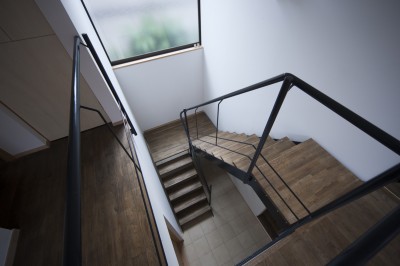 吹き抜けの階段室 (岡本の家／2階テラスを中心とした木の温もりを感じる心地よい住まい)