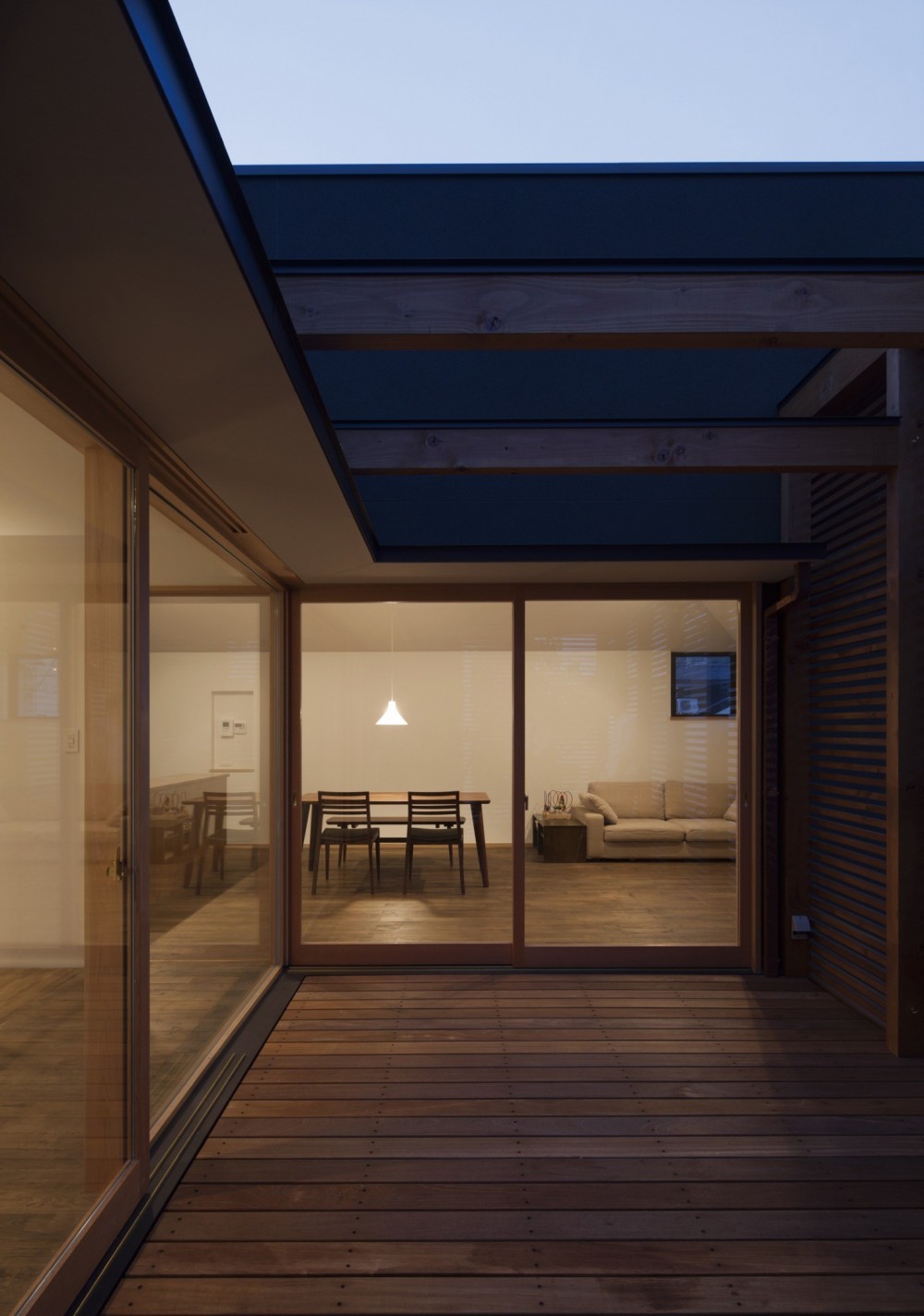 岡本の家／2階テラスを中心とした木の温もりを感じる心地よい住まい (夕暮れ時のテラスからのリビング・ダイニングの眺め)