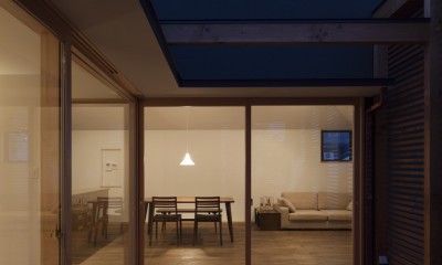 夕暮れ時のテラスからのリビング・ダイニングの眺め｜岡本の家／2階テラスを中心とした木の温もりを感じる心地よい住まい