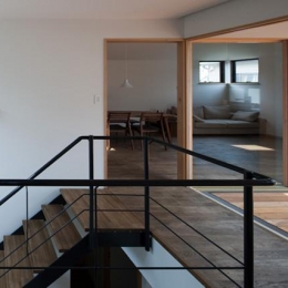 岡本の家／2階テラスを中心とした木の温もりを感じる心地よい住まい (テラスと一体になる階段ホール)
