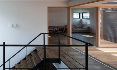 岡本の家／2階テラスを中心とした木の温もりを感じる心地よい住まい (テラスと一体になる階段ホール)