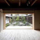 左京の町家／築100年以上の京町家をリノベーションの写真 庭を望めるフルオープンのLDK