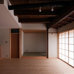 左京の町家／築100年以上の京町家をリノベーション (リビングより和室を見る)