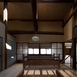 左京の町家／築100年以上の京町家をリノベーション (開放的な階段ホール)