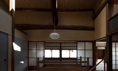 左京の町家／築100年以上の京町家をリノベーション (開放的な階段ホール)