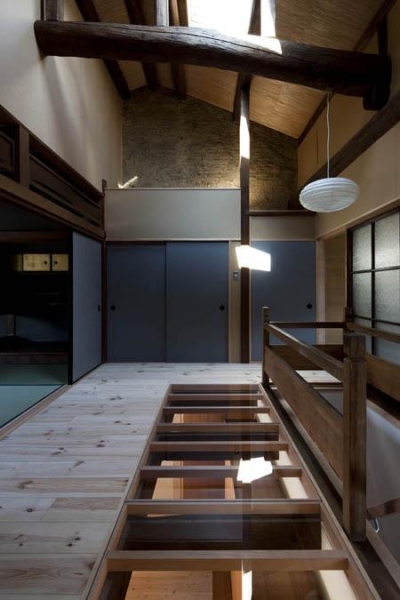 一部透明な床の階段ホール (左京の町家／築100年以上の京町家をリノベーション)