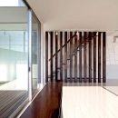 H-House　＜L窓の家＞の写真 木製ルーバーの設置された階段