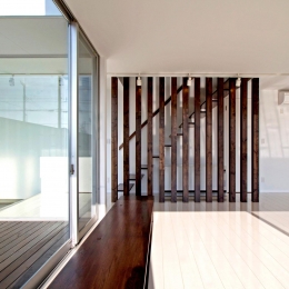 木製ルーバーの設置された階段 (H-House　＜L窓の家＞)