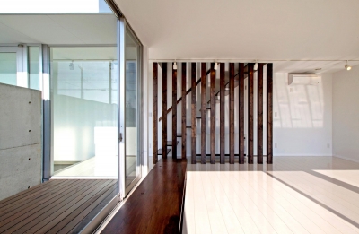木製ルーバーの設置された階段 (H-House　＜L窓の家＞)