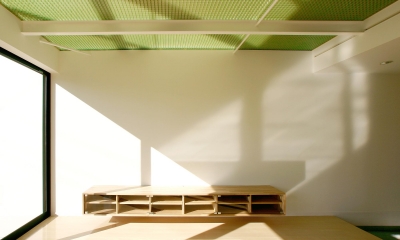 緑の半透明天井の1階リビング｜K-House　＜空中リビングのある家＞