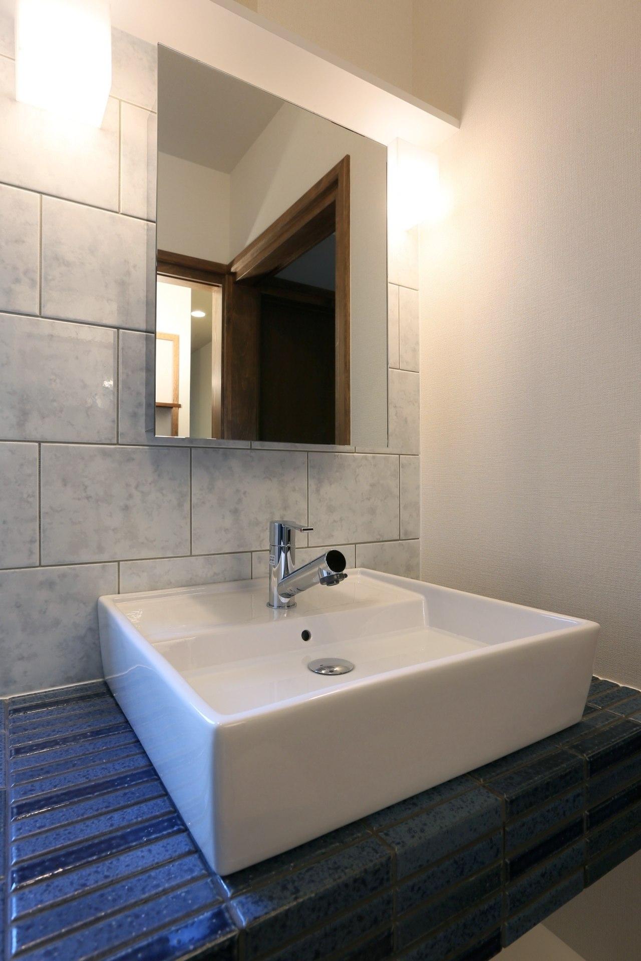 洗面所 ブルーのボーダータイルの洗面台 K S Residence バス トイレ事例 Suvaco スバコ