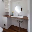『よみうりランド前の家』仕事と主婦業の両立がしやすい住まいの写真 丸鏡のシンプルな洗面スペース
