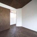 『浅間町の家』黒と深みのある木目が調和する落ち着きのある空間の写真 白×深みのある木目の寝室