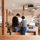 『矢来の家（減築）』過去の記憶や温もりを残す減築リフォームの写真 本に囲まれたダイニングキッチン