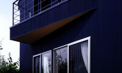 ガルバリウム鋼板の波板貼りの外観｜『片瀬山の家２』景色を楽しめる屋上デッキのある住まい