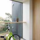 『片瀬山の家２』景色を楽しめる屋上デッキのある住まいの写真 自転車が似合う玄関土間