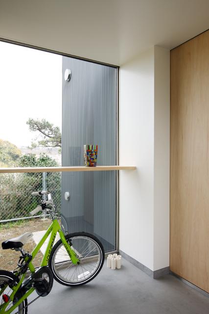 玄関事例：自転車が似合う玄関土間（『片瀬山の家２』景色を楽しめる屋上デッキのある住まい）