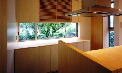 木目美しいキッチン｜『片瀬山の家２』景色を楽しめる屋上デッキのある住まい