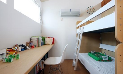 可愛らしいシンプルな子供部屋｜『片瀬山の家２』景色を楽しめる屋上デッキのある住まい