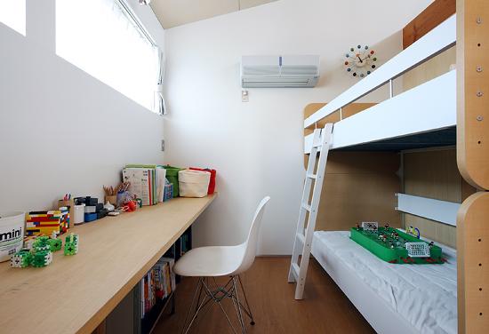 子供部屋事例：可愛らしいシンプルな子供部屋（『片瀬山の家２』景色を楽しめる屋上デッキのある住まい）