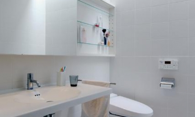 白で統一された洗面・トイレ｜『片瀬山の家２』景色を楽しめる屋上デッキのある住まい