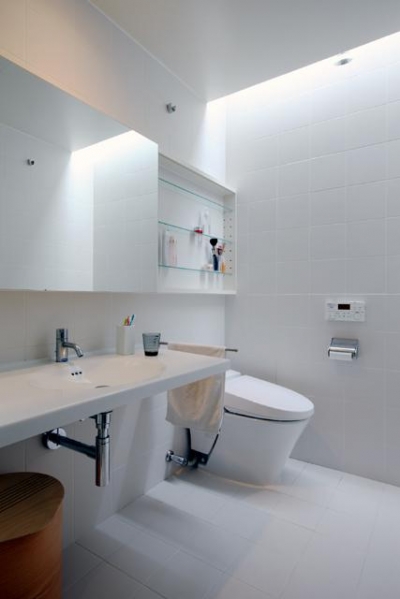 白で統一された洗面・トイレ (『片瀬山の家２』景色を楽しめる屋上デッキのある住まい)