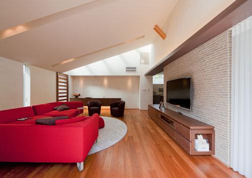 勾配天井の広々リビング 名古屋のコートハウス バーベキューテラスのある家 リビングダイニング事例 Suvaco スバコ