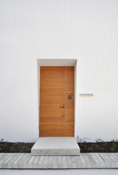 おしゃれな木製玄関ドアを取り入れた事例20選｜SUVACO(スバコ)