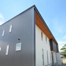『六供後の家』門型ファサードのモダン住宅の写真 門型外皮のガルバリウム鋼板