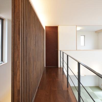 2階廊下-スライド格子 (『六供後の家』門型ファサードのモダン住宅)