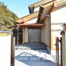 『蓬莱の家』独り暮らしと集まる家の写真 アプローチ・銅板葺き庇の玄関ポーチ