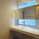 『HOUSE YT』洗練されたスタイリッシュな住宅の写真 シンプルな洗面室