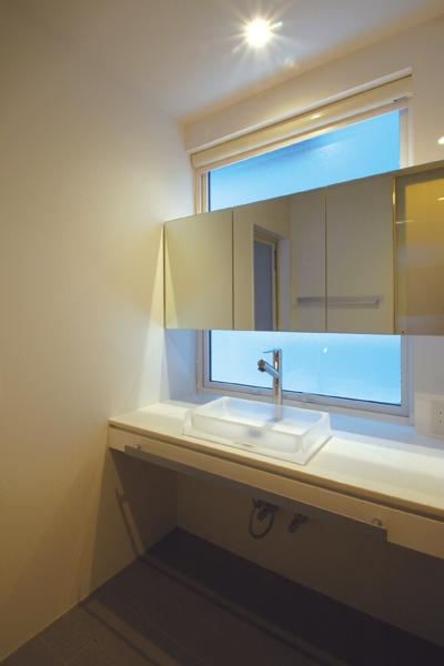 シンプルな洗面室 (『HOUSE YT』洗練されたスタイリッシュな住宅)