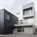 『HOUSE M&S』シンプルモダンな二世帯住宅の写真 箱を組み合わせたシャープな外観