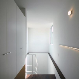 『HOUSE M&S』シンプルモダンな二世帯住宅-光の差し込む階段室-1