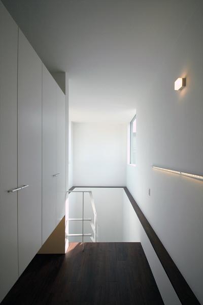 光の差し込む階段室-1 (『HOUSE M&S』シンプルモダンな二世帯住宅)