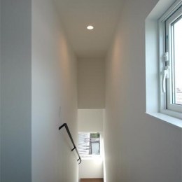 『HOUSE M&S』シンプルモダンな二世帯住宅-光の差し込む階段室-2