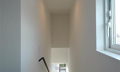 『HOUSE M&S』シンプルモダンな二世帯住宅 (光の差し込む階段室-2)