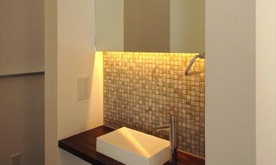 タイル貼りの洗面スペース｜『HOUSE M&S』シンプルモダンな二世帯住宅