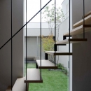 『凹［ou］』内と外の関係性を持つ住宅の写真 階段室より中庭を見る
