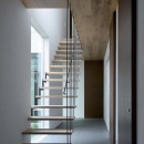 『凹［ou］』内と外の関係性を持つ住宅の写真 宙に浮いているようなスケルトン階段