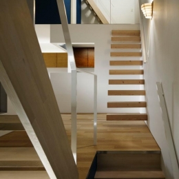 階段でつながる空間 (『big&small boxes』大きなハコの中に小さなハコをちりばめた家)