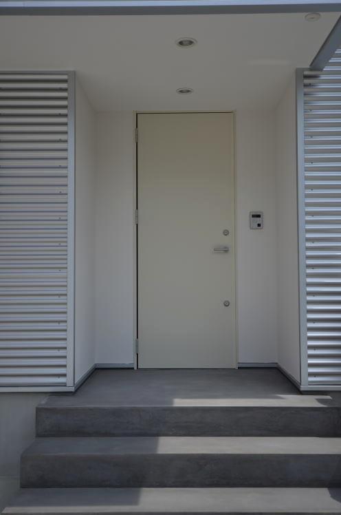 白いドアのシンプルな玄関 N邸 充実したアウトドア空間 玄関事例 Suvaco スバコ
