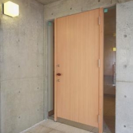 明るい木目の玄関ドア 坂の家 柔らかでナチュラルな住まい 玄関事例 Suvaco スバコ
